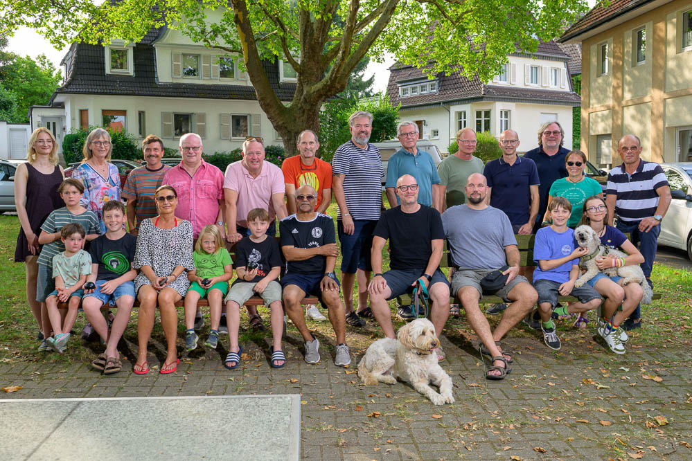 Bild zeigt die Anwohner aus Schönau, die sich mit der SPD Kandidatin Eva Bilecki für die Boule Bahn einsetzen