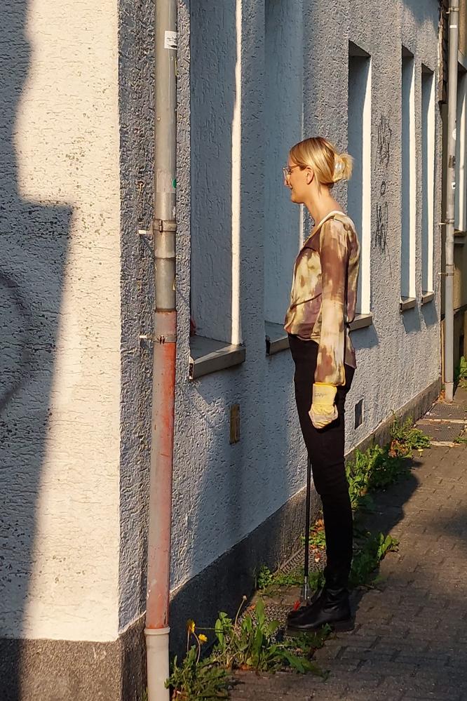 Bild zeigt Ratskandidatin Eva Bielecki im Gespräch